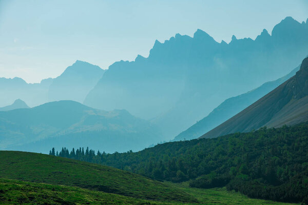 Голубые слои гор в горах Карвенделя во время головокружительного голубого неба летом, Тироль Австрия