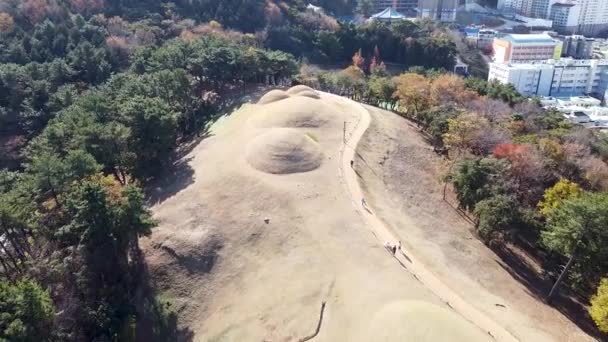 Yeonsandong Gobungun Túmulo Antigo Rei Reino Geochilsan Yeonje Busan Coreia — Vídeo de Stock