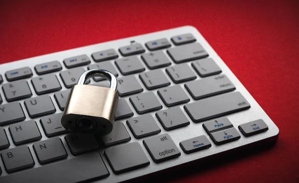Konsep Keamanan Komputer Gembok Terkunci Pada Laptop Keyboard Computer Dilindungi — Stok Foto