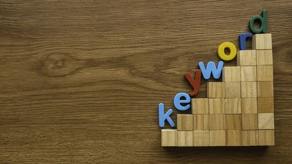 Buntes Wortschlüsselalphabet Auf Einer Leiter Aus Holzwürfel — Stockfoto