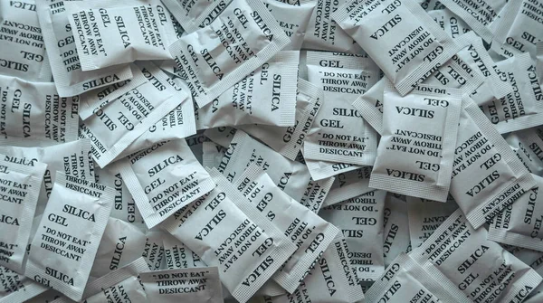 Egy Csomó Nedvszívó Vagy Szilikagél Fehér Papírcsomagolásban — Stock Fotó