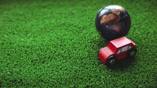Carro Brinquedos Globo Sobre Uma Relva Verde Conceito Veículo Ecológico — Fotografia de Stock