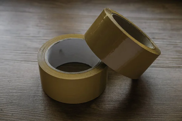 梱包用のテープ 茶色の小包のテープ — ストック写真