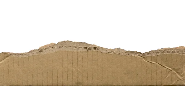 白い背景に隔絶された引き裂かれたエッジを持つ古いテクスチャ段ボールシート スペースのコピー — ストック写真