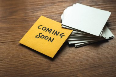 Yakında gelecek olan boş bir beyaz kart arasında sarı kart..