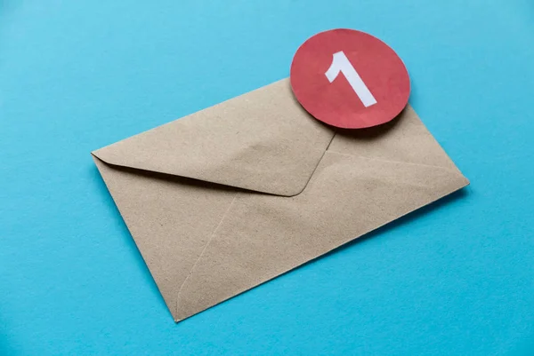 Begreppet Postpåminnelse Eller Meddelande Varning Brun Farkost Kuvert Med Röd — Stockfoto