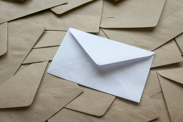 Kahverengi Zarfların Üzerinde Beyaz Bir Zarf — Stok fotoğraf