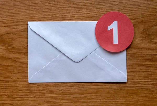 Konzept Der Neuen Mail Erinnerung Oder Benachrichtigung Ein Weißer Umschlag — Stockfoto