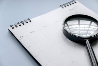 Toplantılar için aylık takvim planlama ya da günlük faaliyetlerinizi yönetme kavramı.