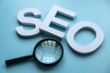 Seo alfabesi. Arama motoru optimizasyonu. Pazarlama, sıralama, web sitesi iş teknolojisi trafiği kavramı.