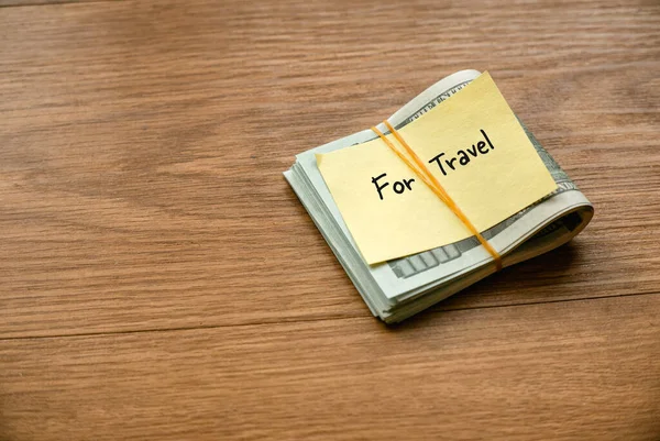 旅行予算の概念 休暇のためにお金を節約 旅行の準備と計画 木製のテーブルの上にノートでお金を折り — ストック写真