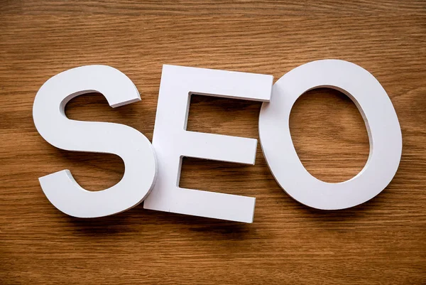 Seo alfabesi. Arama motoru optimizasyonu. Pazarlama, sıralama, web sitesi iş teknolojisi trafiği kavramı.