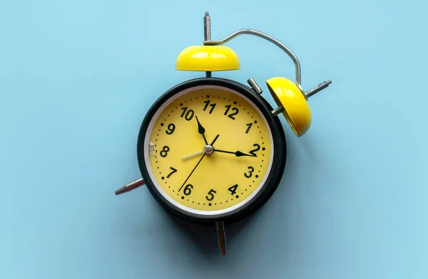 Begreppet Tidsplanering Deadline Arbetstryck Väckarklocka Blå Bakgrund — Stockfoto