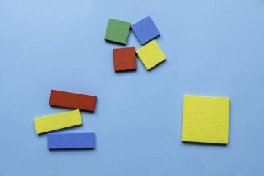 Kategori konsepti. Renkli ahşap geometri bloğunun farklı şekli kategorisinde yeniden düzenlenir.