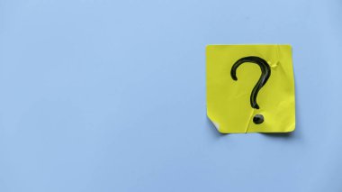 Soru-Cevap ya da soru-cevap kavramı. Mavi arkaplanda el yazısıyla yazılmış soru işareti olan sarı etiket.
