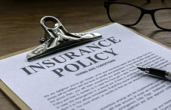 Sigorta poliçesi formu. Sağlık, yaşam, seyahat ve araba için risk kavramı.