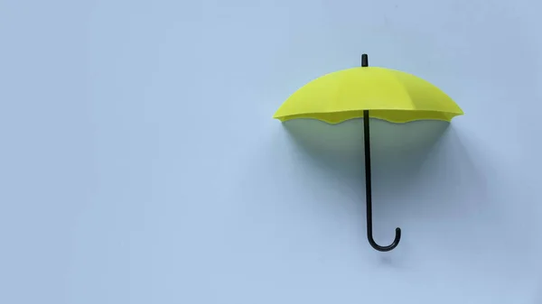 Sárga Esernyő Kék Háttérrel Banner Másolási Hellyel — Stock Fotó