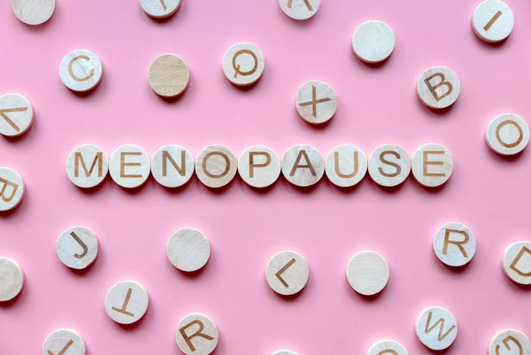 アルファベットは閉経という言葉を形成する 女性のための医療と医療の概念 ピンクの背景 ロイヤリティフリーのストック写真