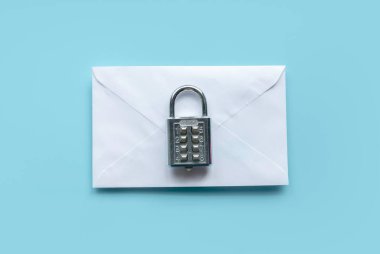 E-posta güvenliği, güvenli iletişim, gizli ve gizli. Üstteki beyaz kilit mavi arkaplanı kapsıyor.
