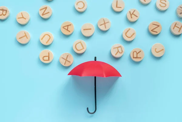 Ein Roter Regenschirm Mit Einem Buchstabenregen — Stockfoto