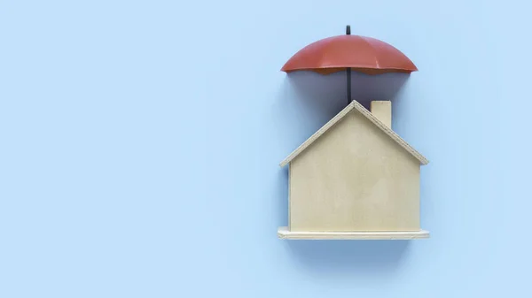 Konsep Asuransi Properti Hipotek Real Estate Payung Atas Model Rumah — Stok Foto
