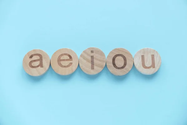 Englisch Lernen Konzept Vokale Von Aeiou Auf Blauem Hintergrund — Stockfoto