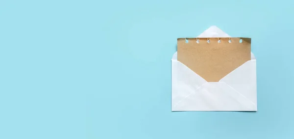 Grußkarte Oder Einladungsmail Konzept Braunes Papier Aus Einem Offenen Weißen — Stockfoto