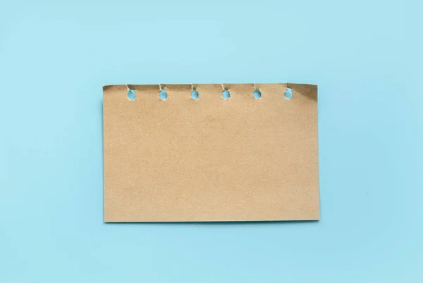 Mavi Arkaplanda Izole Edilmiş Klasik Kahverengi Kağıdı — Stok fotoğraf