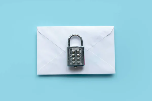 Begreppet Postsäkerhet Säker Kommunikation Hemliga Och Konfidentiella Hänglås Ovanför Vit — Stockfoto