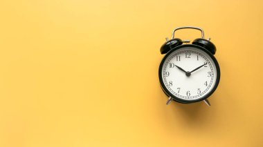 Zaman kavramı, hatırlatma, geri sayım, alarm, mühlet. Alarm saati sarı arkaplanda izole edildi. Boşluğu kopyala.