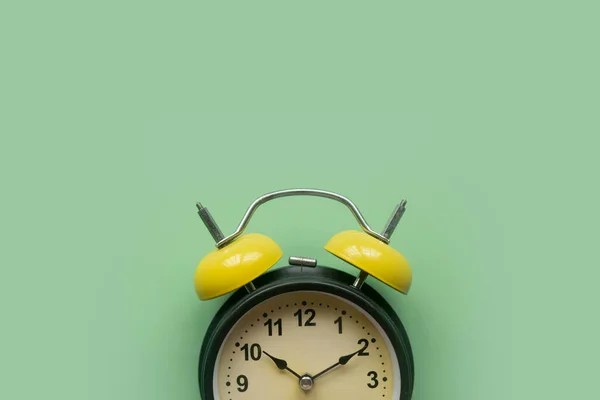 リマインダー カウントダウン アラート 締め切りの概念 緑の背景に隔離された目覚まし時計コピースペース — ストック写真