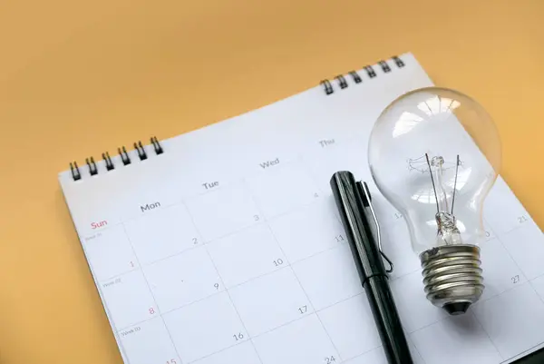 Творчість Концепції Натхнення Планування Ідей Лампа Календар Жовтому Тлі — стокове фото