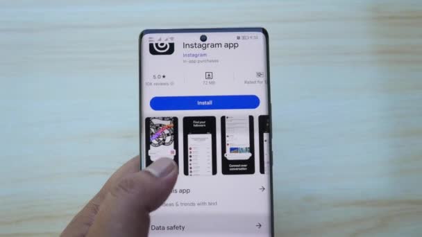 Kulim Malasia Julio 2023 Smartphone Desplazamiento Manual Con Threads Aplicación — Vídeo de stock