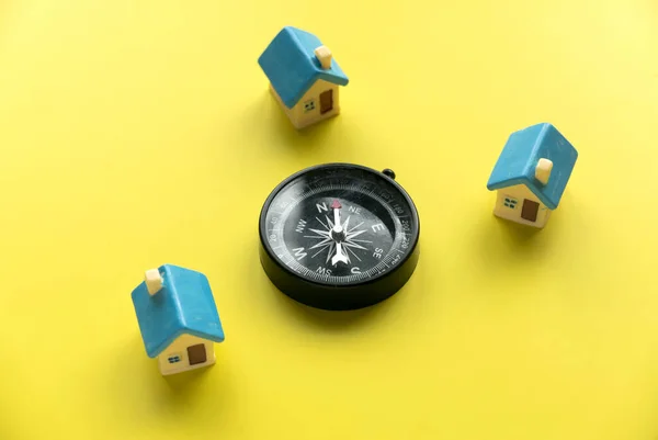 Rumah Miniatur Dan Kompas Dengan Latar Belakang Kuning — Stok Foto