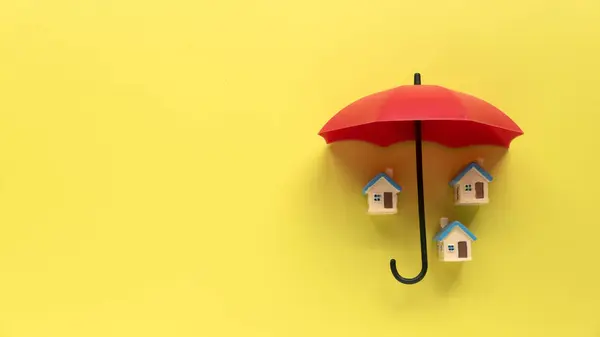 Konsep Penyewa Asuransi Rumah Atau Perlindungan Hipotek Rumah Bawah Payung — Stok Foto