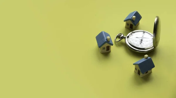 Miniatur Rumah Dan Stopwatch Waktu Untuk Membeli Rumah Konsep — Stok Foto