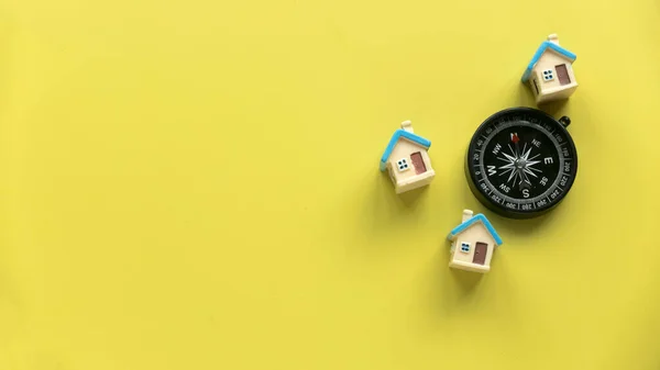 Rumah Mini Dan Kompas Dengan Latar Belakang Kuning Dengan Ruang — Stok Foto