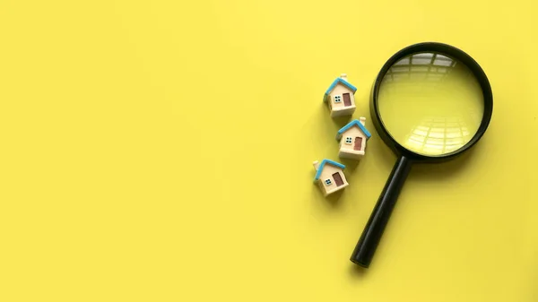 Huiszoeking Concept Huisinspectie Miniatuur Huis Met Vergrootglas Een Gele Achtergrond Rechtenvrije Stockfoto's