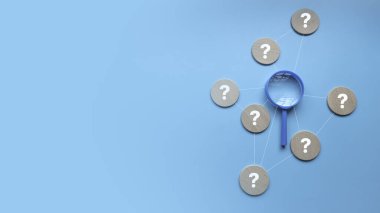 Soru-Cevap ya da soru-cevap konsepti. Mavi arkaplan üzerinde soru işareti olan pembe büyüteç..