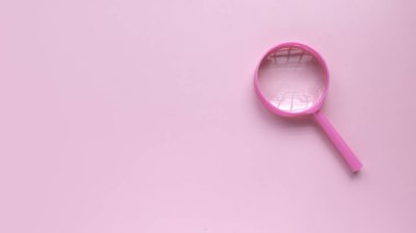 Pembe bir arka plan üzerine pembe büyüteç. Boşluğu kopyala