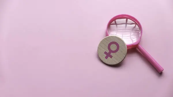 关于妇女概念的问答 粉红底色放大镜上带有复制空间的女性符号 — 图库照片