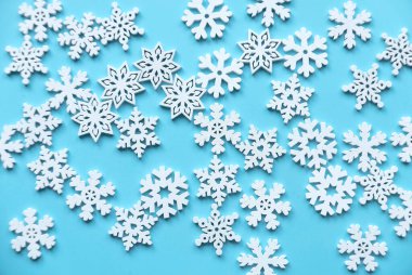 Mavi arka planda çeşitli ahşap tanecikler.