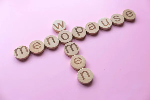 閉経の概念 クロスワード 女性と閉経の単語のアルファベット ストック画像