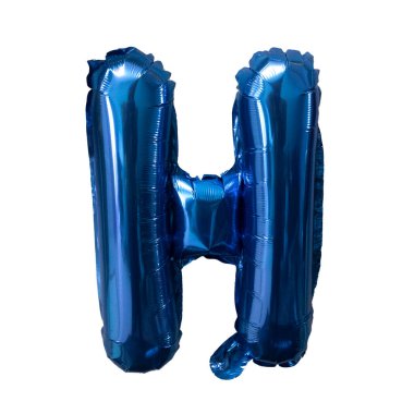 Mavi folyo balon alfabesi H beyazı izole etti. Doğum günü tebrik kartı. Yıldönümü kavramı.