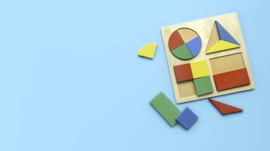 Eğitici oyuncaklar, bilişsel beceriler, çocuk gelişimi mantıklı düşünme konsepti. Renkli Montessori geometrisi oyuncakları mavi arkaplan üzerinde şekillendirir. Farklı şekil ve renkler için ayırıcı.