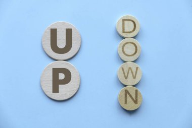 Yukarı ve aşağı konsepti. Kelimelerin alfabesi yukarı ve aşağı.