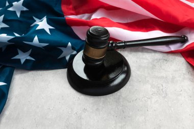 ABD Bayrağı ve Gavel Hukuk, Adalet ve Amerikan Hukuk Sistemini Sembolize Ediyor