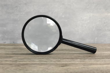 Tahta Masadaki Büyüteç Ayrıntılı Keşif ve Odaklı Gözlem İçin Mükemmel