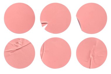 Beyaz arkaplanda izole edilmiş boş pembe yuvarlak yapıştırıcı etiketi..