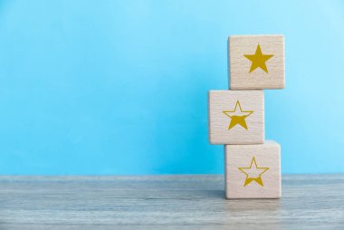 Yükselen Yıldızlar: Sakin Mavi Arkaplanda Düşük 'ten Yüksek' e Yığılmış Ahşap Küp Yolculuğu